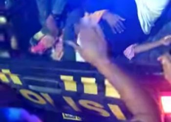 Berbuat Asusila di Tengah Jalan, Sepasang ODGJ Tetap “Lengket” Saat Dibawa Polisi