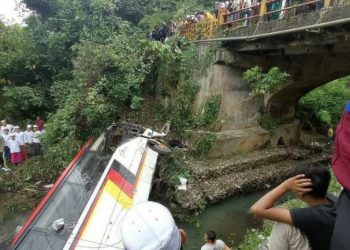 Sopir Mengantuk, Bus Pariwisata Rombongan Pejabat Pemkab Agam Masuk Jurang. 2 Orang Tewas