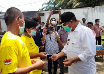 Serahkan e-KTP Secara Simbolis, Bupati Simalungun Ingatkan Disdukcapil Kerja dari Hati dan Tidak Meminta Apapun dari Rakyat