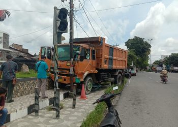 Rem Blong, Dum Truk Tabrak Sepeda Motor dan Panel Box Traffic Light
