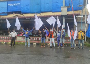 PPKM Level 4 Diperpanjang, Puluhan Pedagang Pasar Horas Pematangsiantar Kibarkan Bendera Putih