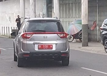 Abaikan Ucapan Jukir, Pengemudi Mobil Berplat Dinas Pemko Pematangsiantar Ini Ngotot Lawan Arah