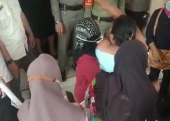 Wanita ini Nekat Buka Baju saat Demo PPKM Level 4