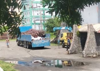 Material Bekas Bangunan GOR Diangkut Truk. Dibawa Kemana?
