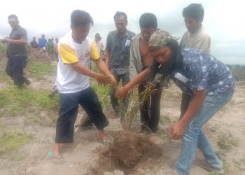 Diawali Doa Bersama, Masyarakat Sidamanik beserta Tokoh Lintas Gereja Cabut Tanaman Sawit Kebun Bah Butong