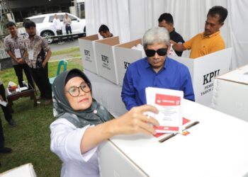 Susanti Dewayani bersama Suami Gunakan Hak Pilih Pemilu 2024 di TPS 6 Kelurahan Simarito